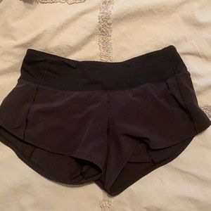 black lululemon shorts